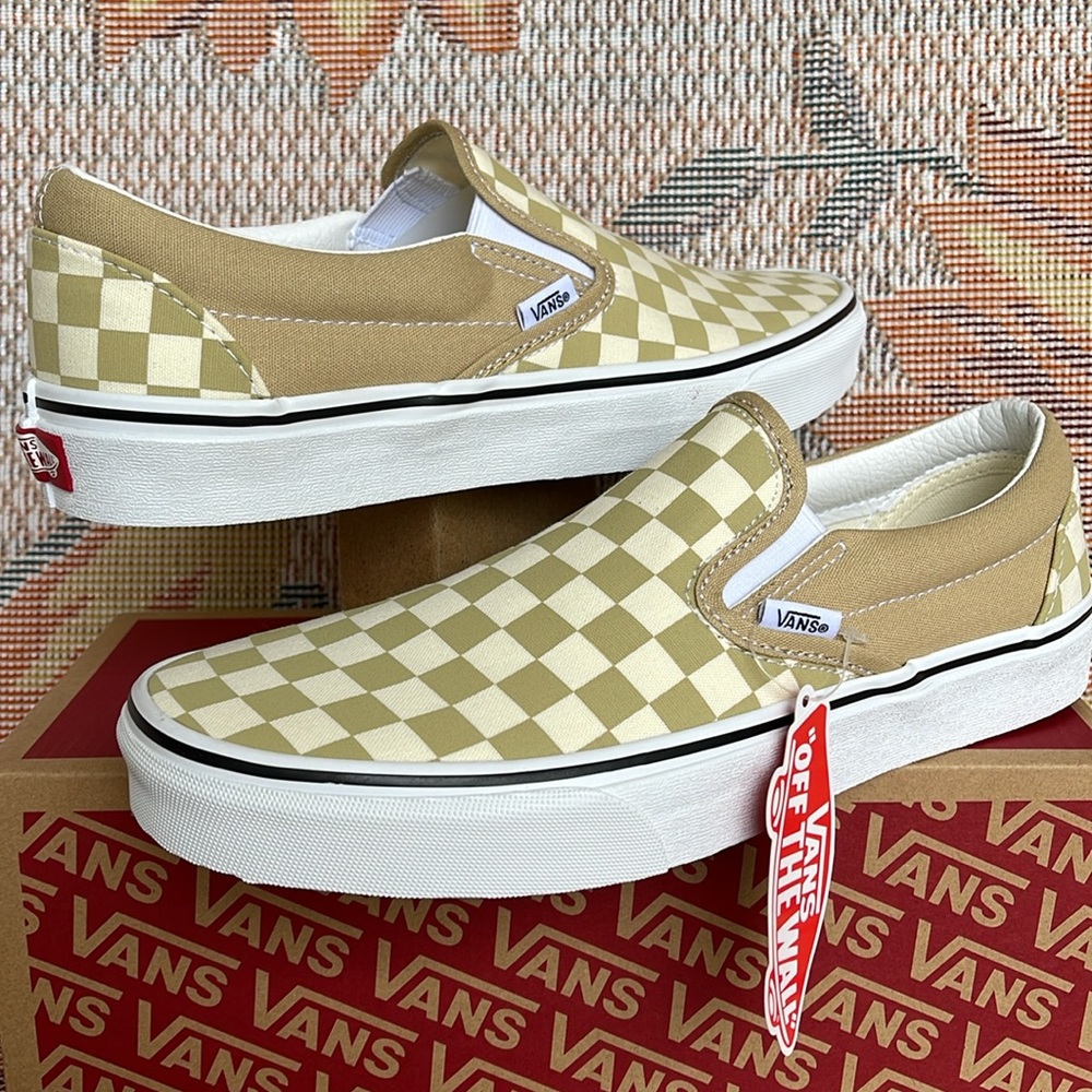 Vans Men’s Classic Slip-On
Checkerboard Taos Taupe
VN0A5A08YUU
Sneakers